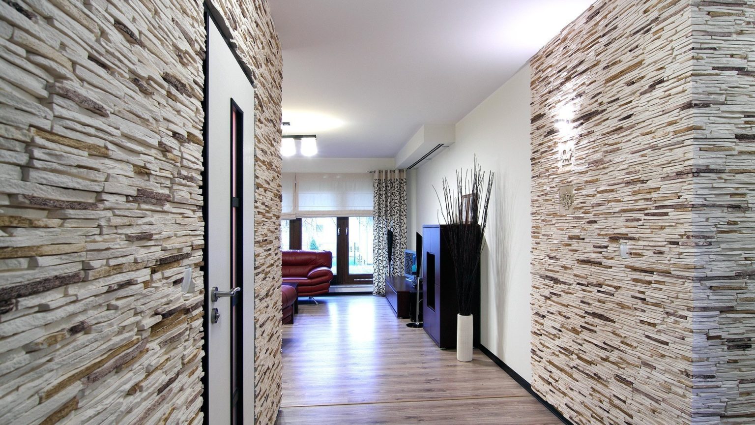 Для каких интерьеров подходит отделка стен коридора декоративной штукатуркой?